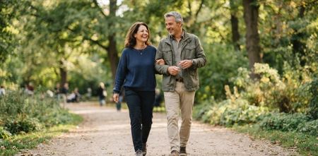 Zwei aktive Menschen lachen unbeschwert in der Natur